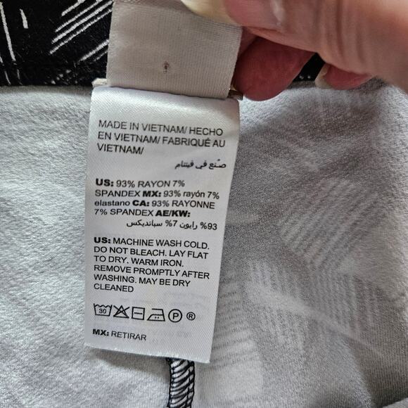 Chico's Travelers Womens Pants High Rise Black White Floral Ankle Pull On Medium - Picture 12 of 16